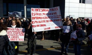 Los vecinos se concentran a las puertas del Hospital del Henares