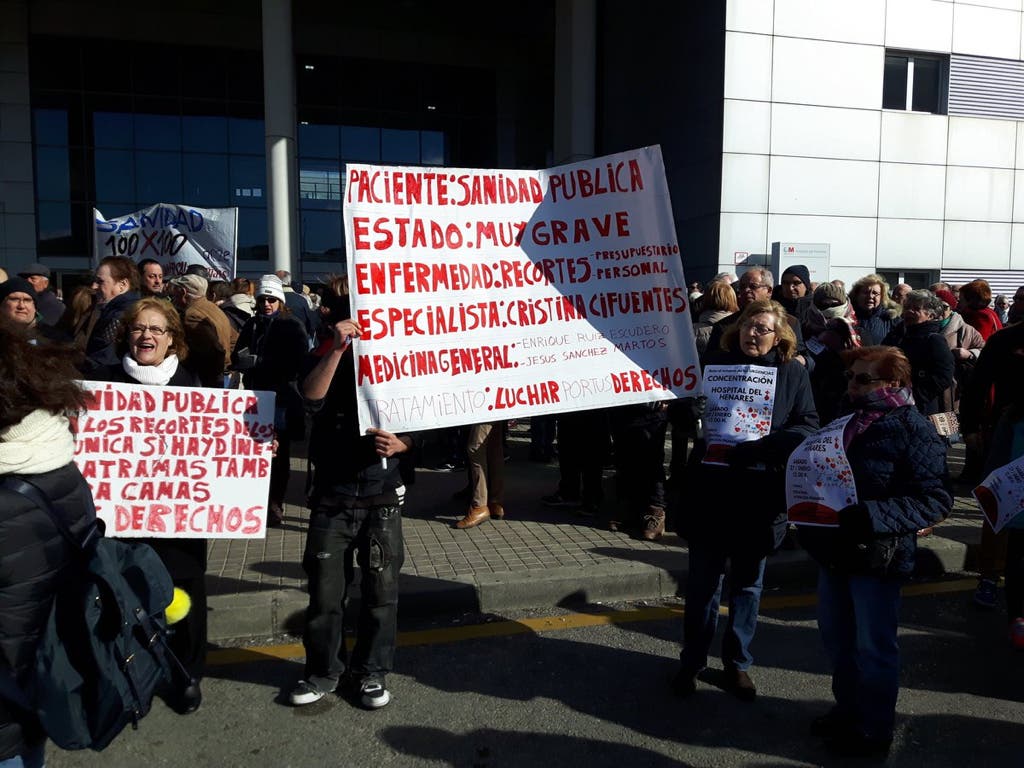 Los vecinos se concentran a las puertas del Hospital del Henares