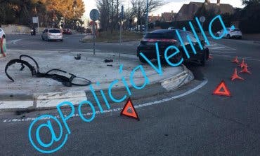 Un conductor ebrio empotra su coche contra una rotonda en Velilla