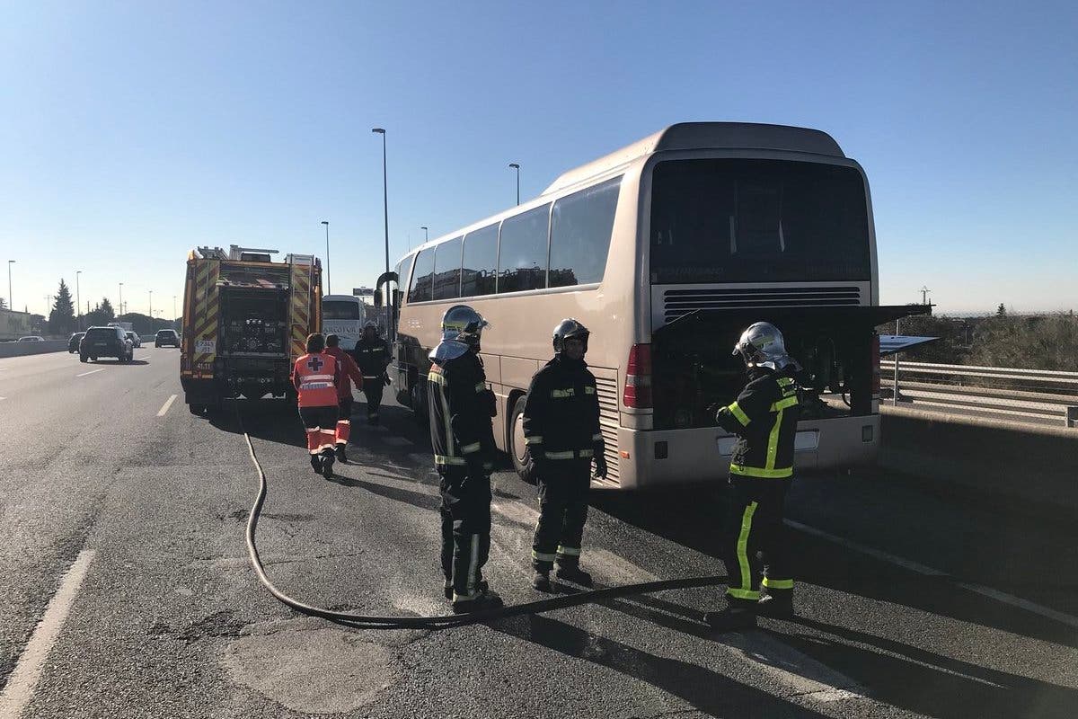 Arde un autobús escolar en la A-6 con 46 niños a bordo