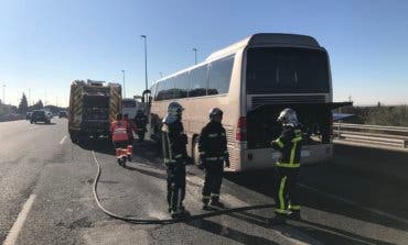 Arde un autobús escolar en la A-6 con 46 niños a bordo