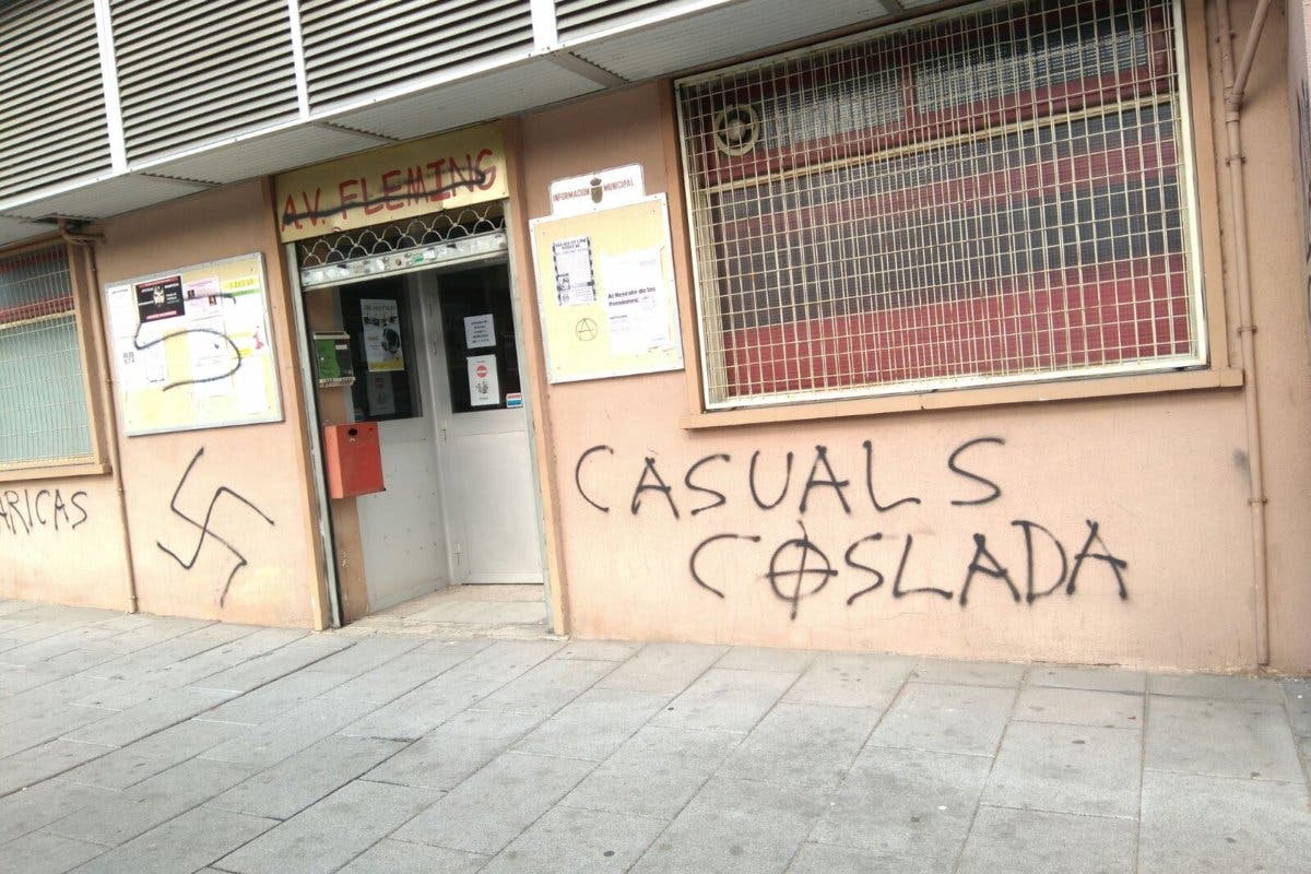 Aparecen pintadas neonazis en un local vecinal de Coslada