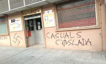 Aparecen pintadas neonazis en un local vecinal de Coslada