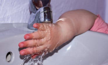 Piden a Arganda que autorice el suministro de agua a familias okupas