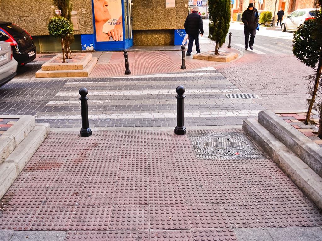 Torrejón continúa eliminando barreras arquitectónicas en las calles