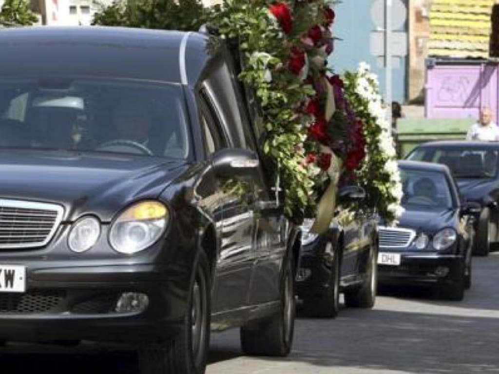 Velan en casa el cadáver de su hijo de 7 años por no poder pagar a la funeraria