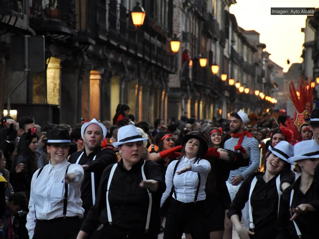 Alcalá celebra el Carnaval con baile, pasacalles y fuegos artificiales
