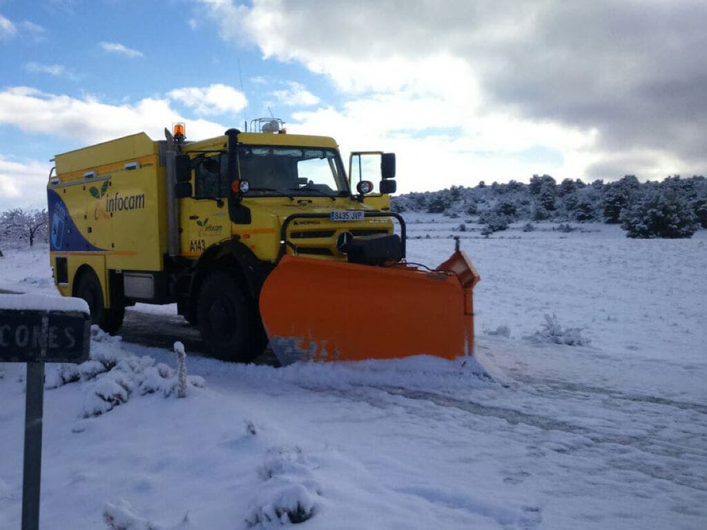 Varios vehículos quedaron atrapados por la nieve en Guadalajara