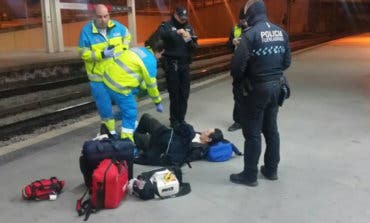 Salvan la vida a un hombre que cayó a las vías del tren