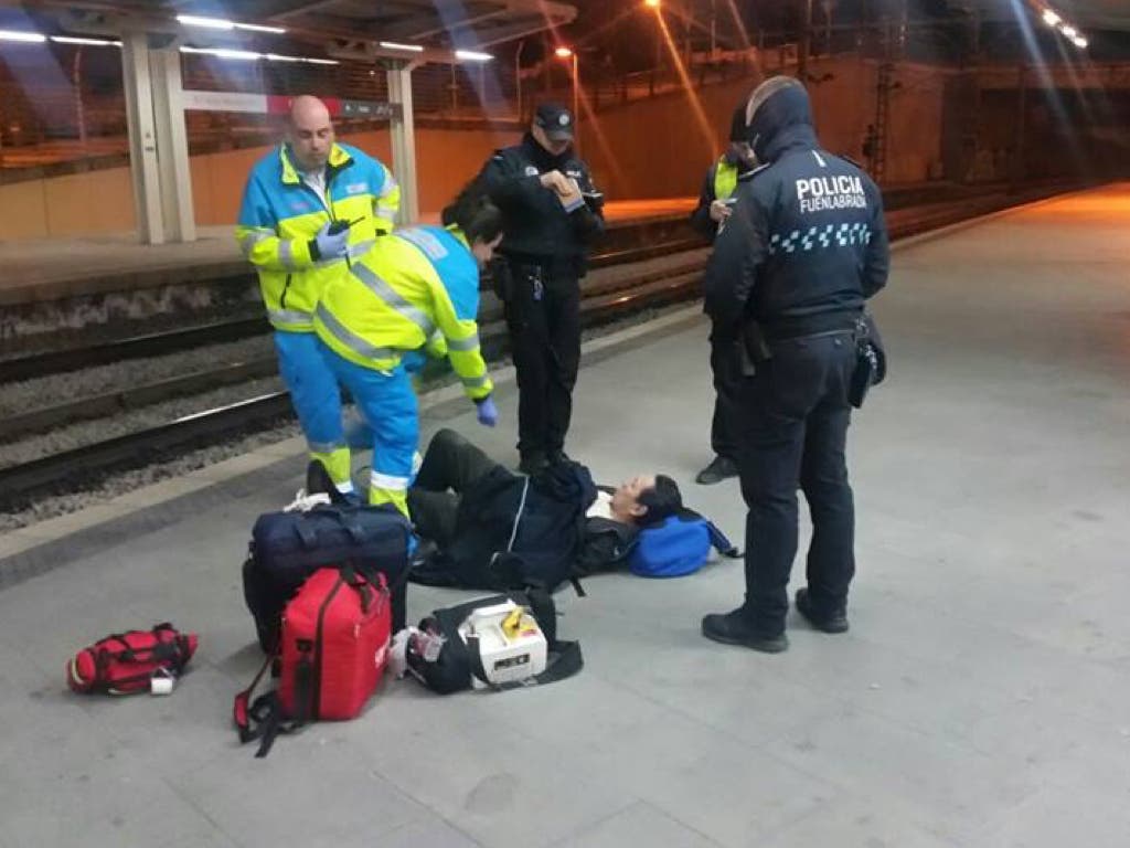 Salvan la vida a un hombre que cayó a las vías del tren