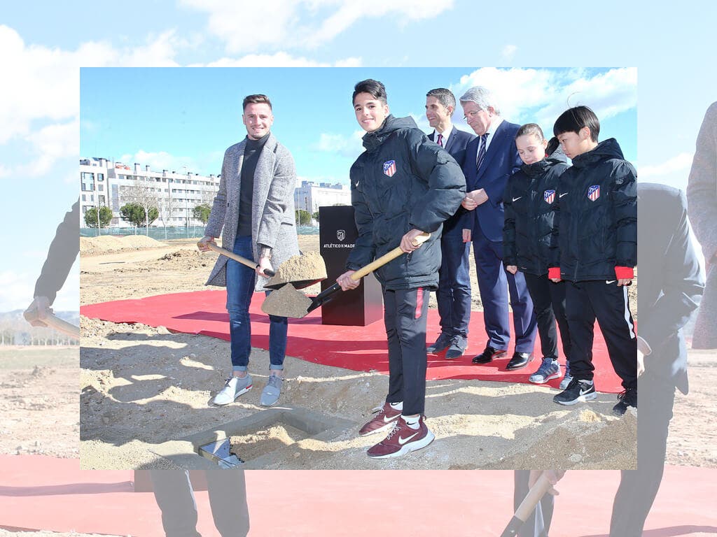 Saúl pone la primera piedra de la Academia del Atlético en Alcalá