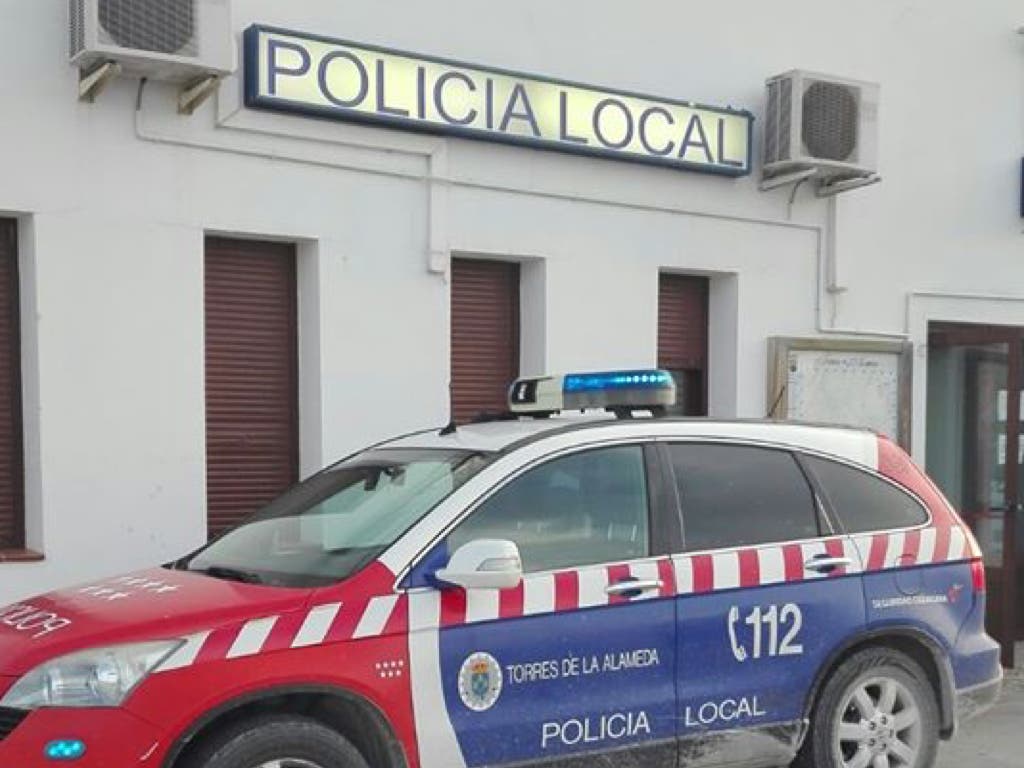 Un trabajador se corta la cara con una radial en Torres de la Alameda