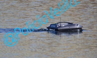 Denunciados en Velilla por usar un barco cebador en la laguna
