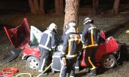 Un joven de 18 años muerto y otro crítico tras chocar su coche contra un árbol