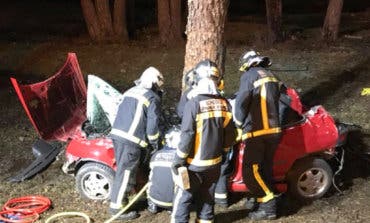 Un joven de 18 años muerto y otro crítico tras chocar su coche contra un árbol