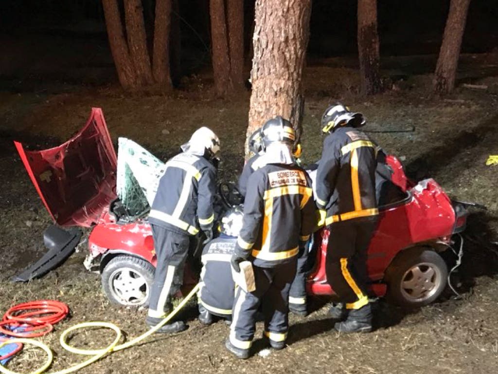 Un joven de 18 años muerto y otro crítico tras chocar su coche contra un árbol