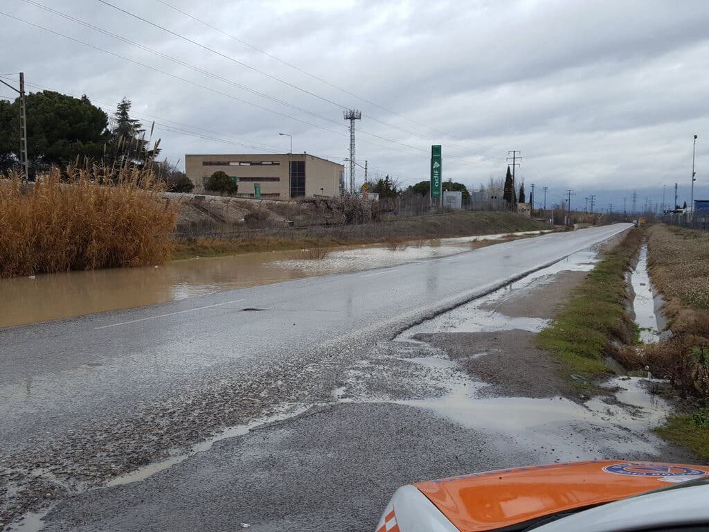 La lluvia obliga a cortar la carretera que une Vicálvaro y Coslada