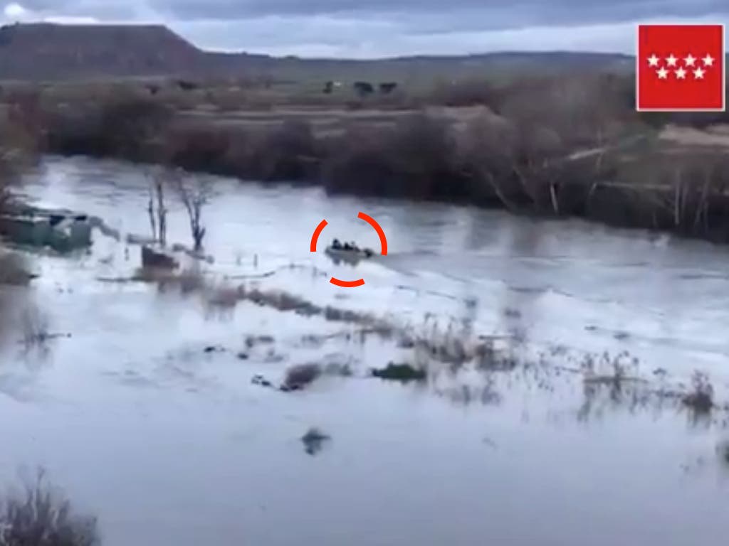 Rescatan a un perro atrapado en el río Henares, en Torrejón