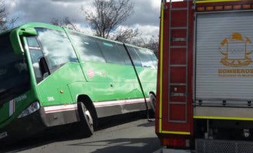 Rescatados 50 pasajeros de un autobús interurbano tras quedar semivolcado