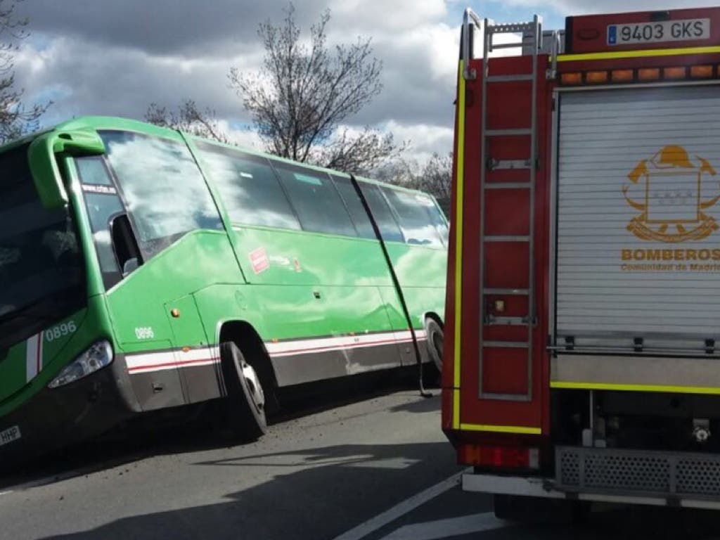 Rescatados 50 pasajeros de un autobús interurbano tras quedar semivolcado