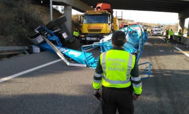 Un camión da varias vueltas de campana en la A-4