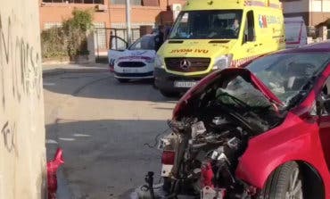 Tres jóvenes heridos al chocar su coche contra una caseta