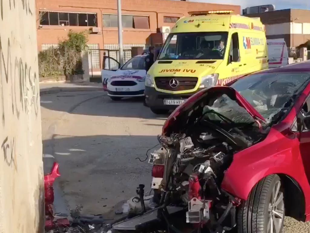 Tres jóvenes heridos al chocar su coche contra una caseta