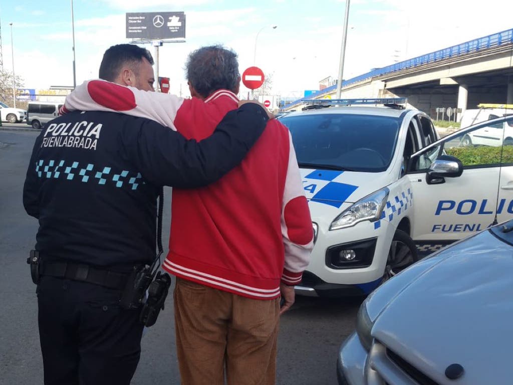 Ayudan a un hombre sin recursos a reparar el coche en el que vivía