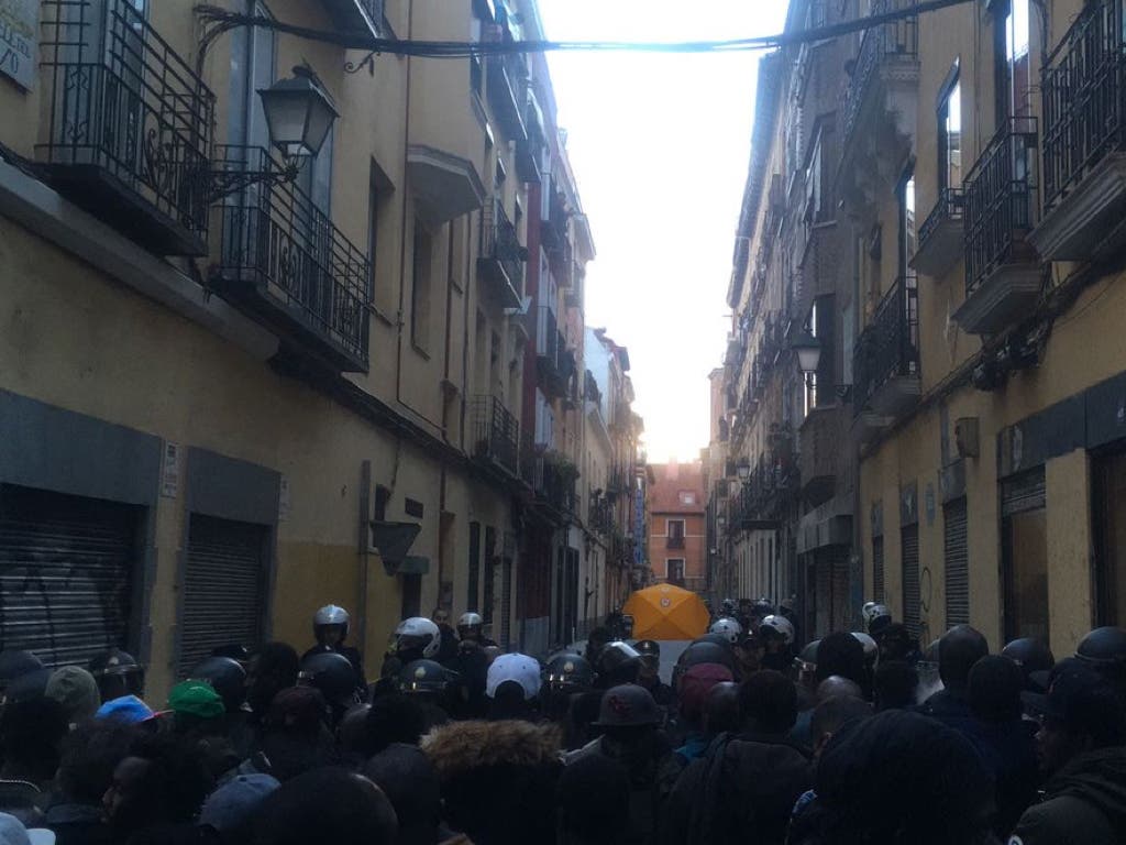 Muere un mantero de un infarto tras huir de la Policía en Madrid