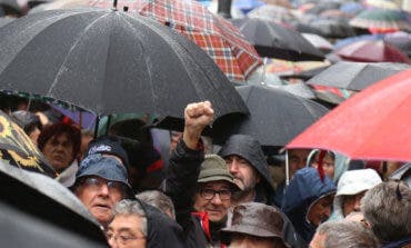 Los jubilados desafían a la lluvia en Madrid para reclamar pensiones dignas