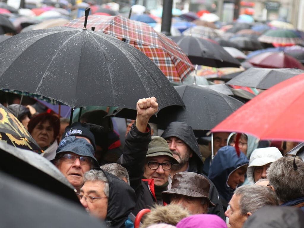 Los jubilados desafían a la lluvia en Madrid para reclamar pensiones dignas