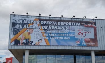 Alcalá de Henares coloca una publicidad «ilegal» en el entorno de la A-2
