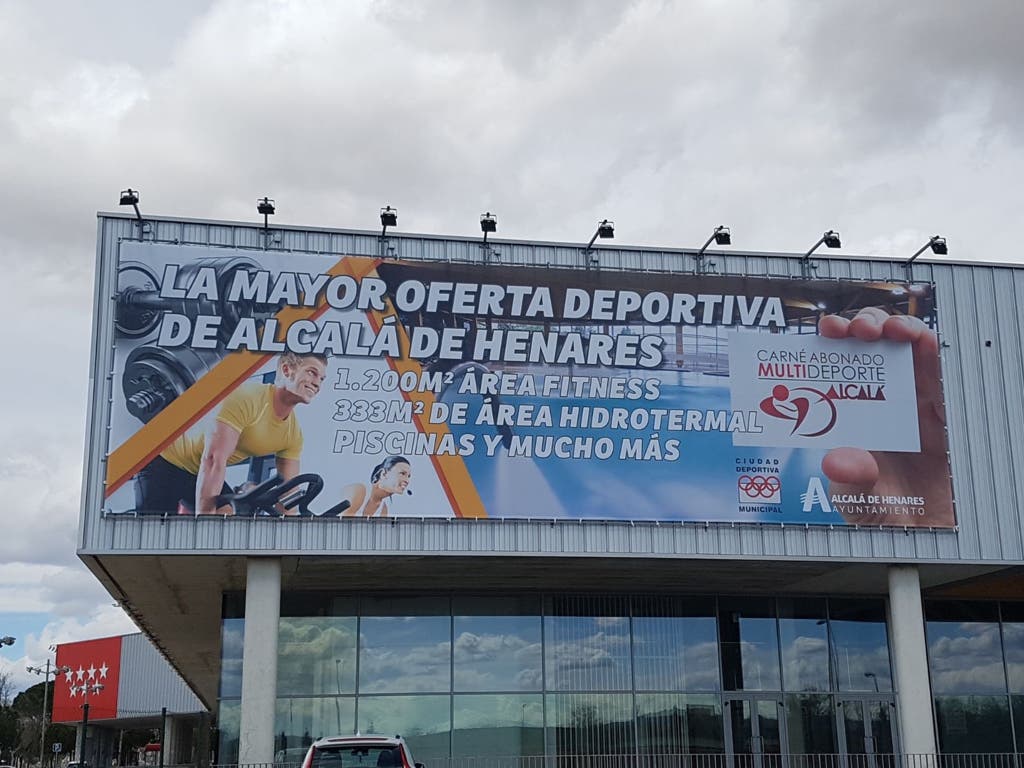 Alcalá de Henares coloca una publicidad «ilegal» en el entorno de la A-2