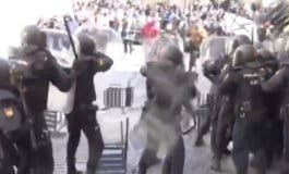 Sillas por los aires y piedras contra la Policía en Lavapiés