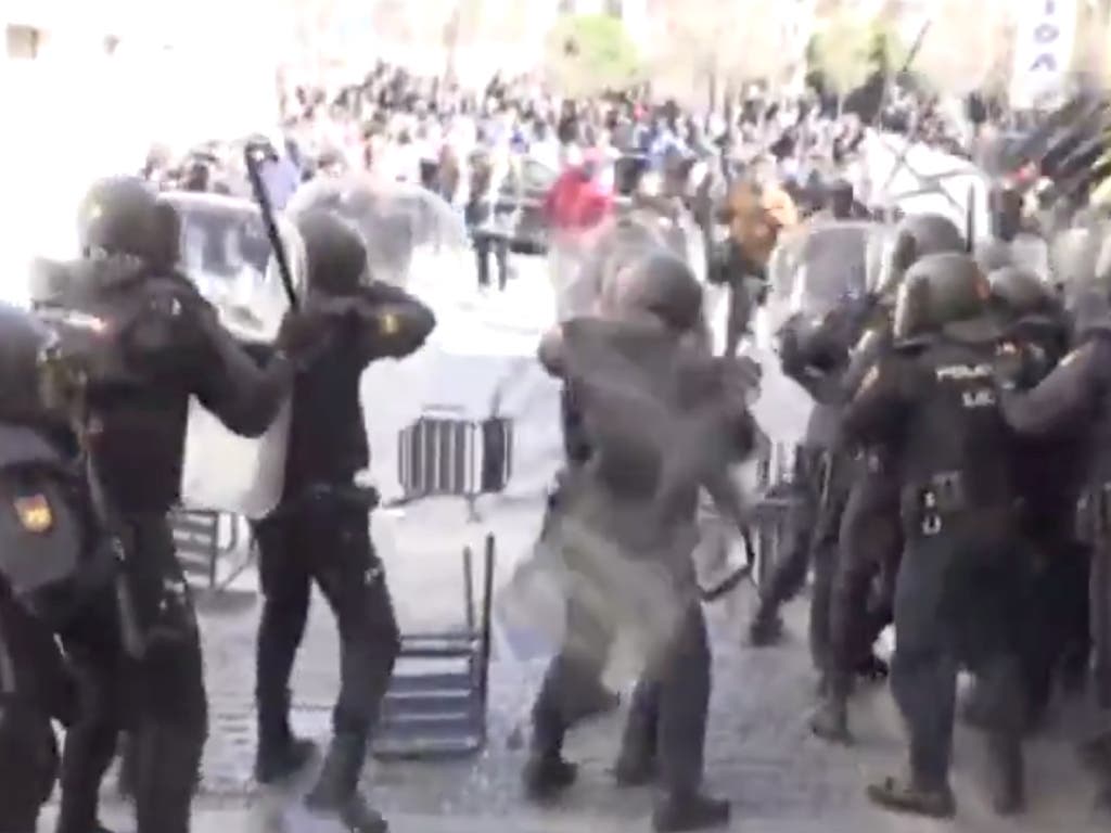 Sillas por los aires y piedras contra la Policía en Lavapiés