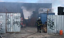 Aparatoso incendio en un taller mecánico con dos heridos