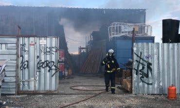 Aparatoso incendio en un taller mecánico con dos heridos