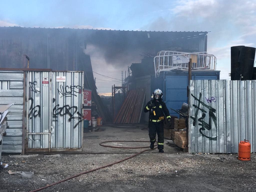 Aparatoso incendio en un taller mecánico con dos heridos