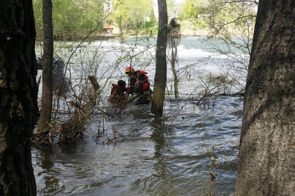 Rescatan a dos menores arrastrados por la corriente en el río Henares