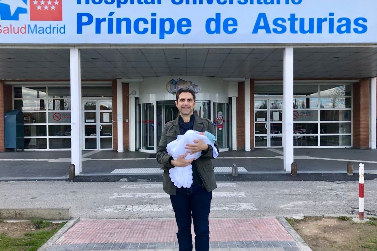 El alcalde de Alcalá de Henares presenta a su hijo Bruno