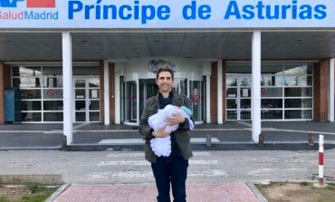 El alcalde de Alcalá de Henares presenta a su hijo Bruno