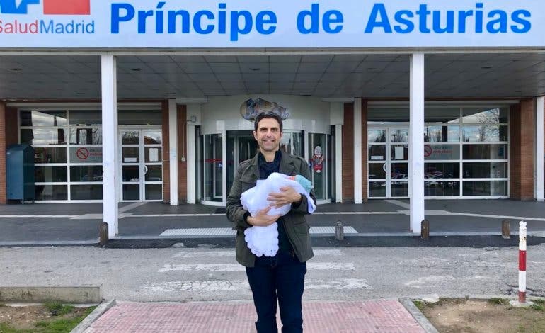 El alcalde de Alcalá de Henares presenta a su hijo Bruno