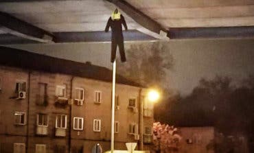Aparecen ahorcados en la A-2 muñecos vestidos de policía municipal