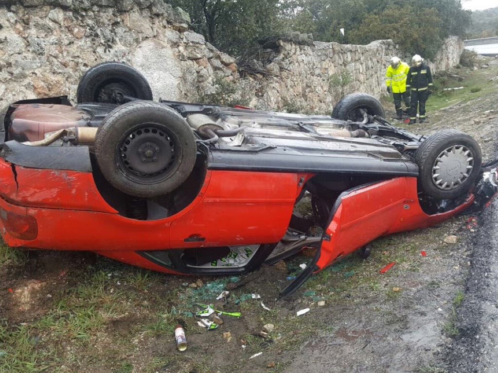 Tres heridos en un aparatoso accidente en la M-618