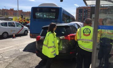 Un coche atropella a tres personas en una parada de autobús