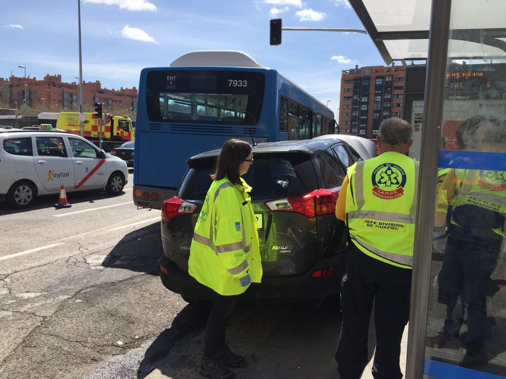 Un coche atropella a tres personas en una parada de autobús