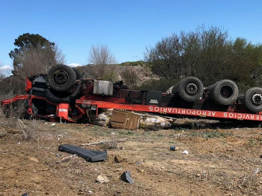 Muere un operario de Barajas al volcar su camión en el aeropuerto