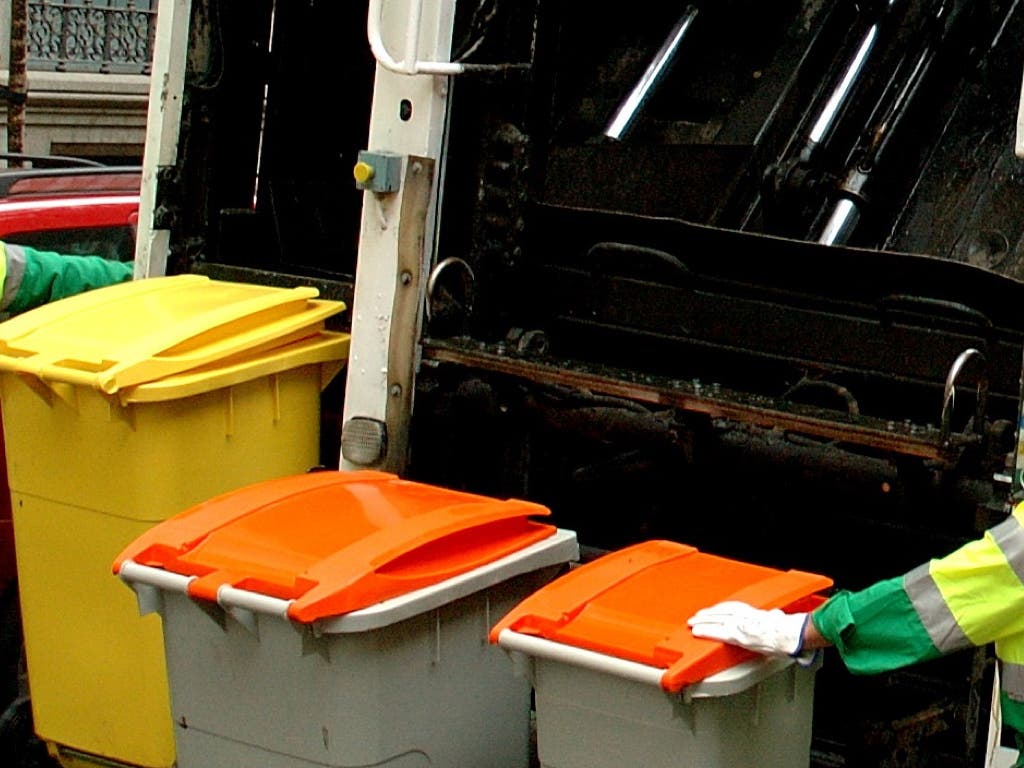 Muere un trabajador tras caer del camión de la basura en Arganda del Rey