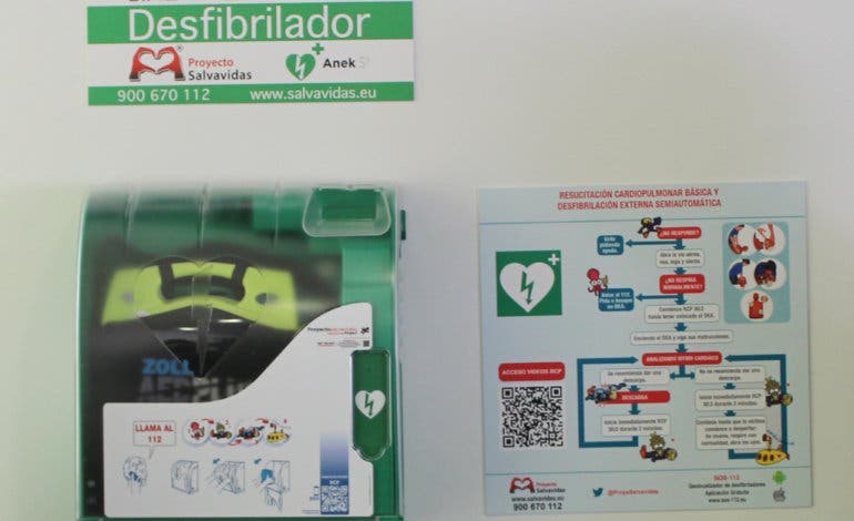 Alcalá de Henares instala desfibriladores en coches patrulla y edificios municipales