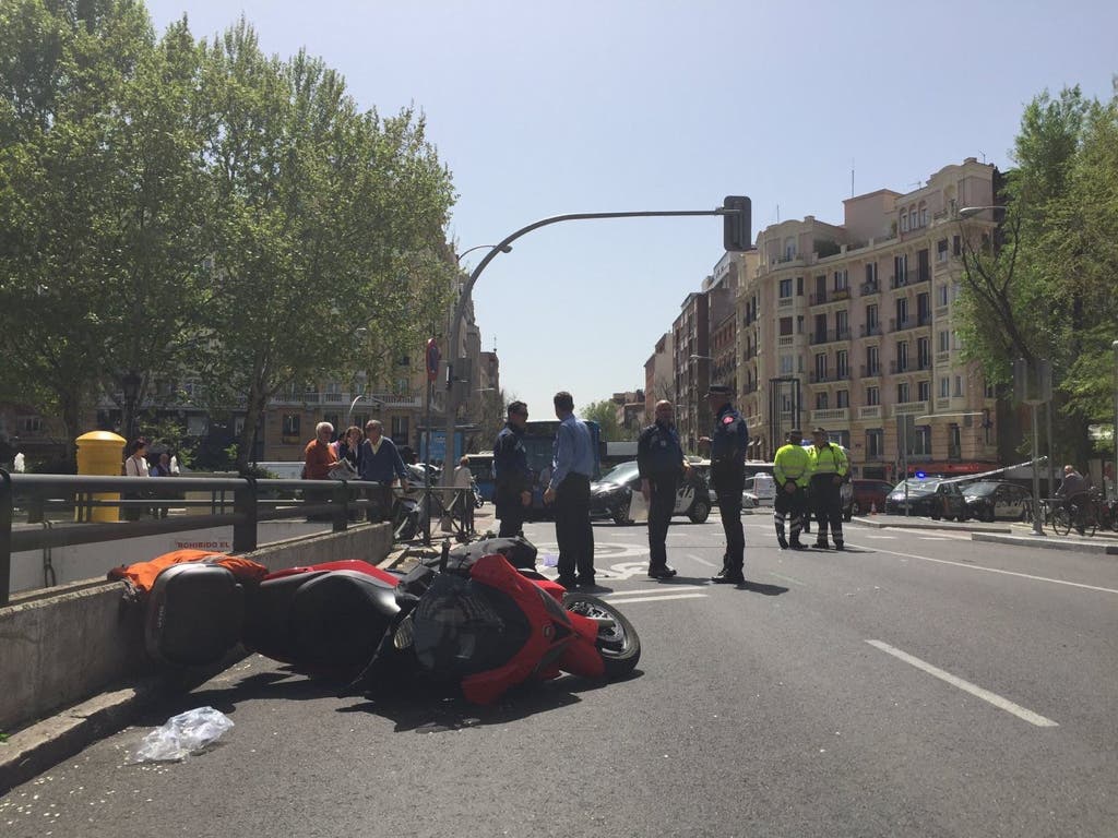 Una moto atropella a tres peatones tras ser embestida por un coche 